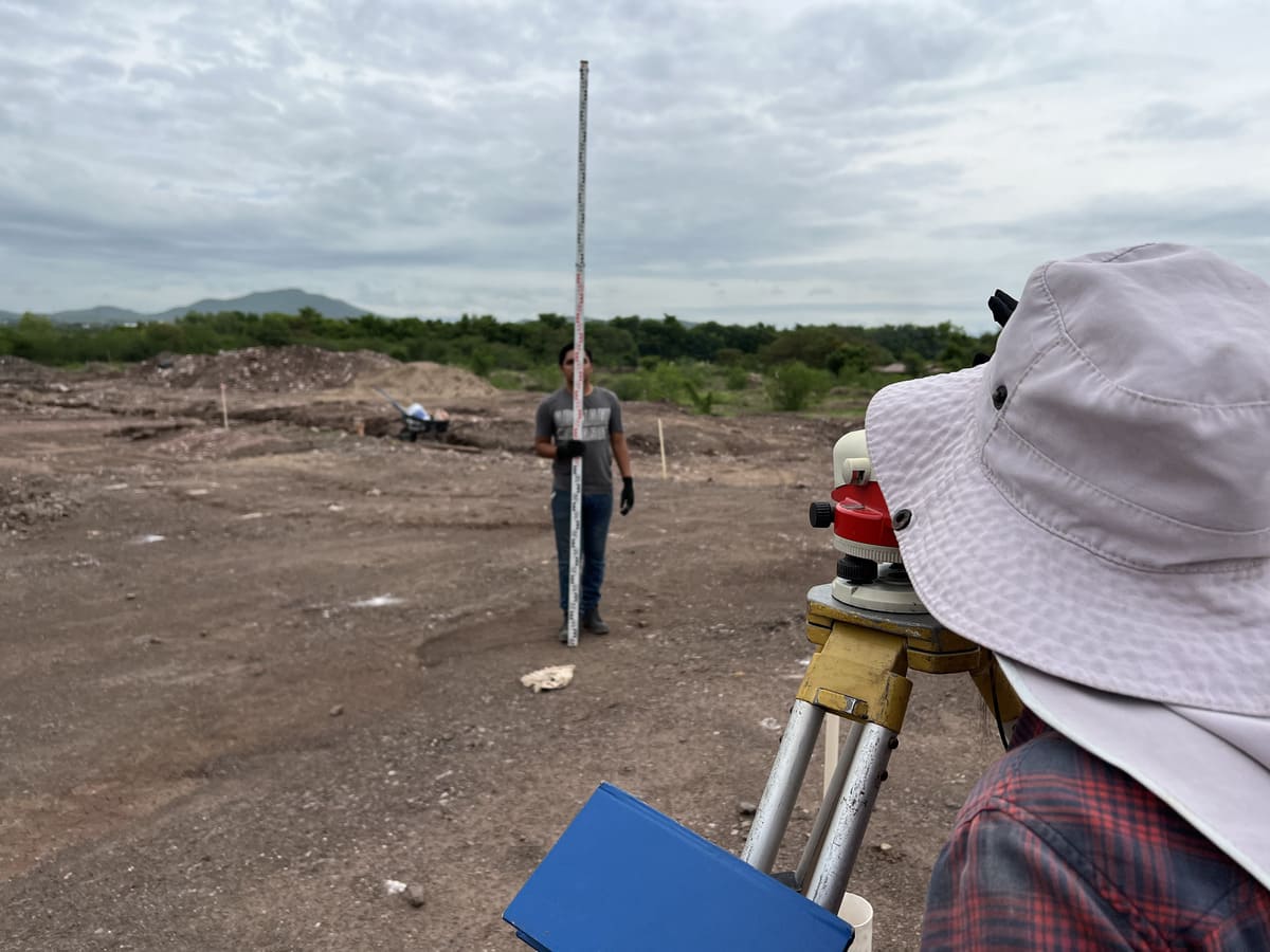 Topografía y levantamiento de niveles del terreno. Pre-construcción, diseño, ingenierías para definir proyecto ejecutivo, construcción y urbanización.